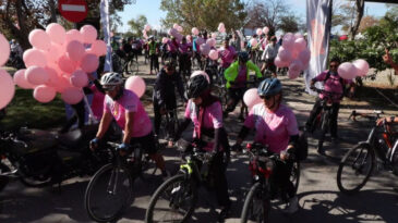Kadık&ouml;y'de Meme Kanserine Dikkat &Ccedil;ekmek İ&ccedil;in Motosiklet ve Bisiklet Turu D&uuml;zenlendi