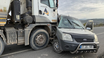 Kamyon, ticari araca &ccedil;arptı: 1 &ouml;l&uuml;