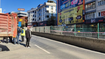 Kamyon Tramvay Hattına &Ccedil;arptı