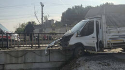 Kamyonet Köprü Demirlerine Saplandı