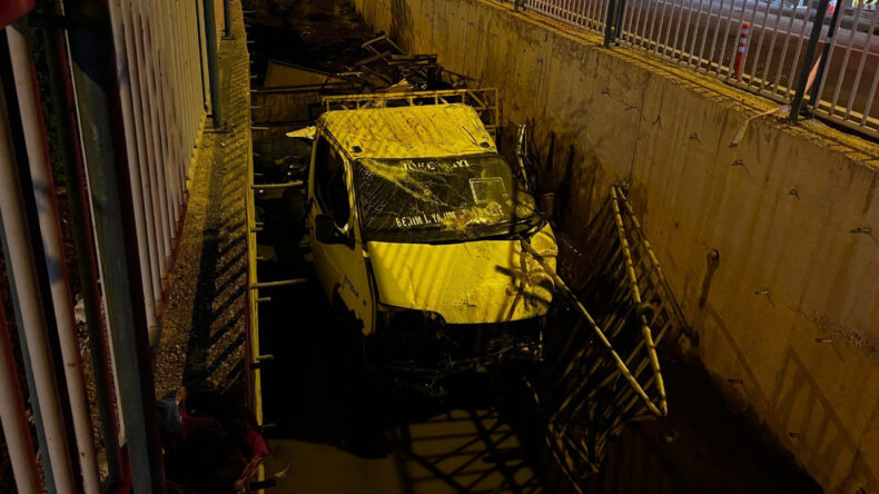 Kamyonet Sulama Kanalına D&uuml;şt&uuml;: İki Kişi Yaralandı