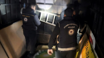 Kamyonetin Gizli B&ouml;lmesinden 12 Ka&ccedil;ak G&ouml;&ccedil;men &Ccedil;ıktı