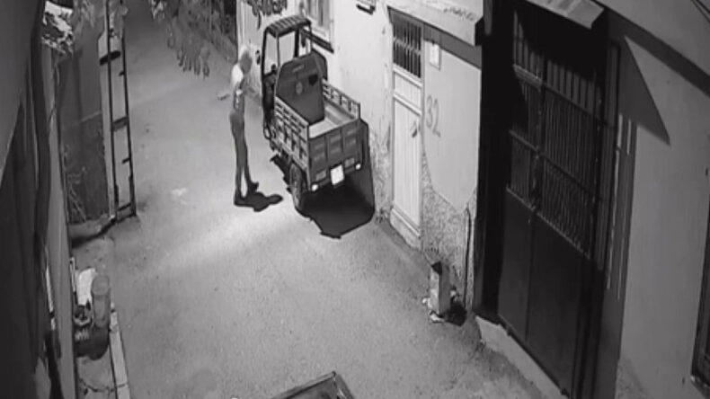 Kap&uuml;şonlu hırsız park halindeki mopedi &ccedil;aldı