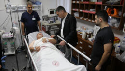 Karakol &Ouml;n&uuml;nde Polise Bı&ccedil;akla Saldırı