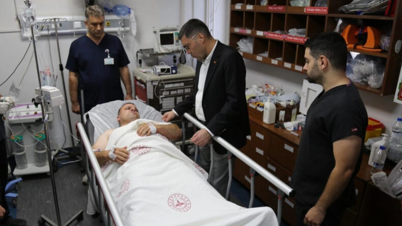 Karakol &Ouml;n&uuml;nde Polise Bı&ccedil;akla Saldırı