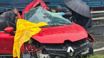 Karşı Şeride Ge&ccedil;en Otomobil TIR'la &Ccedil;arpıştı: 3 Can Kaybı