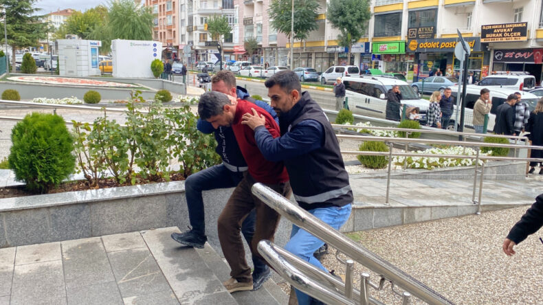 Kavga cinayetle sona erdi: Babasını vuran genç 2 il uzakta yakalandı