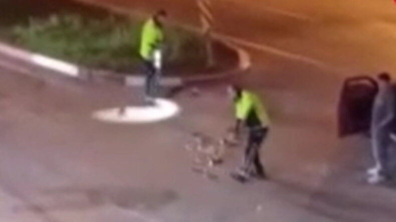 Kaza Sonrası Trafik Polisi Yolu Süpürdü