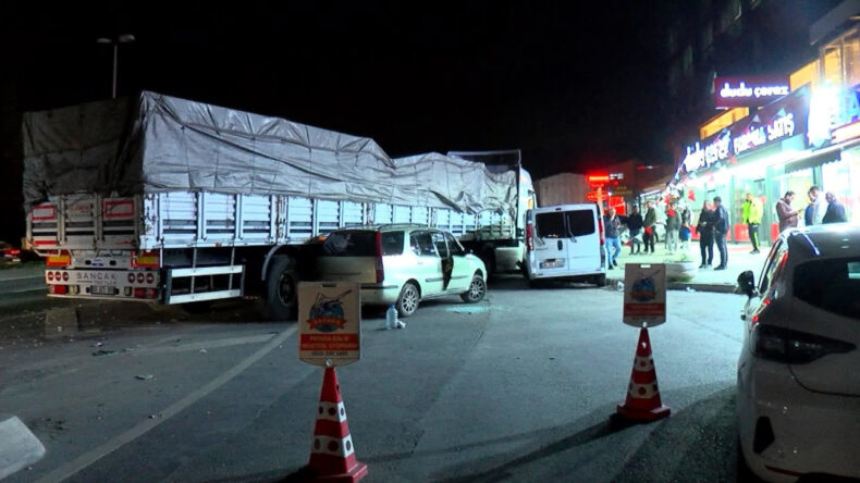 Kontrolden Çıkan TIR, Park Halindeki 5 Araca Çarptı