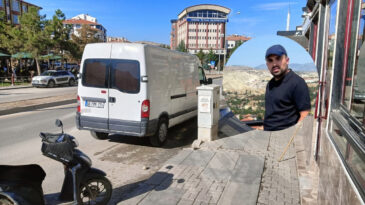 Konuşmak İ&ccedil;in Geldi, &Ouml;ld&uuml;r&uuml;p Ka&ccedil;tı