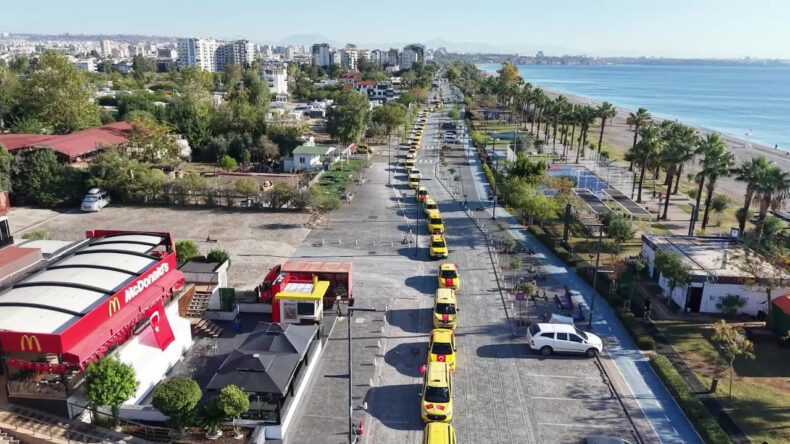 Konyaaltı'nda Taksicilerle "Cumhuriyet Konvoyu"