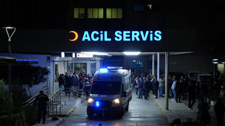 Lastiği Patlayan Otomobil Tarlaya U&ccedil;tu: 1 &Ouml;l&uuml;, 2 Yaralı