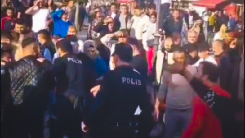 Liseli Kızlara Taciz Eden Adam Esnafa Bıçak Çekti