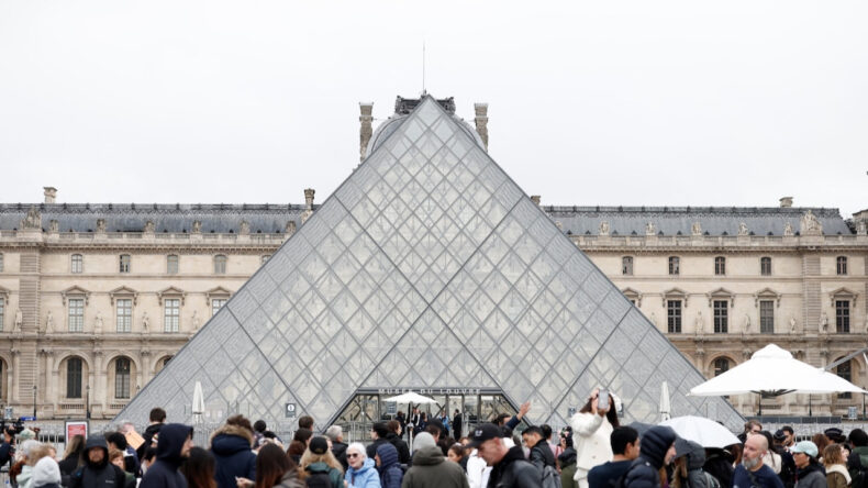 Louvre Müzesi'nde Güvenlik Önlemleri Artırıldı