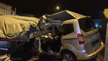 &lsquo;Dur&rsquo; İhtarina Uymayan Ara&ccedil; Tıra &Ccedil;arptı: 1 &Ouml;l&uuml;, 2 Yaralı