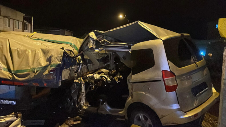 ‘Dur’ İhtarina Uymayan Araç Tıra Çarptı: 1 Ölü, 2 Yaralı