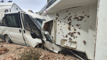 Mardin&rsquo;de Kum Y&uuml;kl&uuml; Kamyon Minib&uuml;s&uuml;n &Uuml;zerine Devrildi