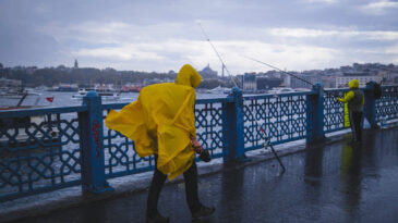 Meteoroloji'den Yağış ve Fırtına Uyarısı: Sıcaklıklar 10 Derece D&uuml;şecek