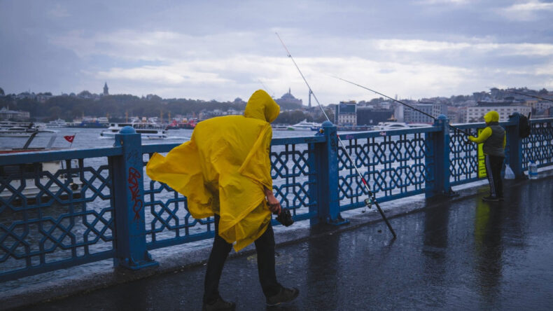 Meteoroloji'den Yağış ve Fırtına Uyarısı: Sıcaklıklar 10 Derece Düşecek
