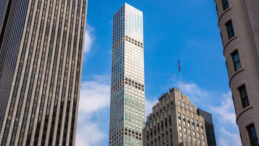 Milyarderler Caddesinde Panik: Gökdelenden Parçalar Kopuyor