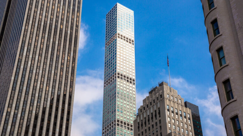 Milyarderler Caddesinde Panik: Gökdelenden Parçalar Kopuyor