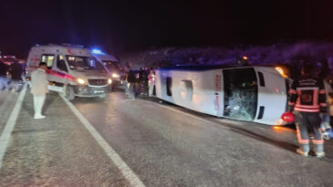 Minib&uuml;s ile Hafif Ticari Ara&ccedil; &Ccedil;arpıştı: 14 Yaralı