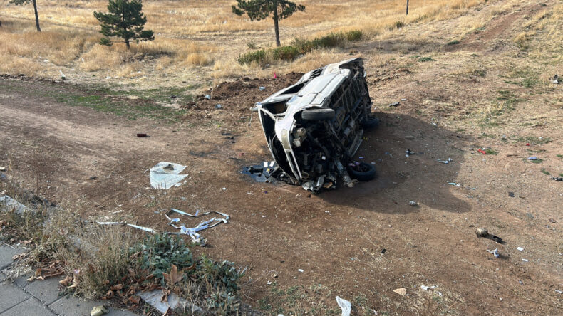 Minibüs Yüksekten Düştü: 4 Yaralı