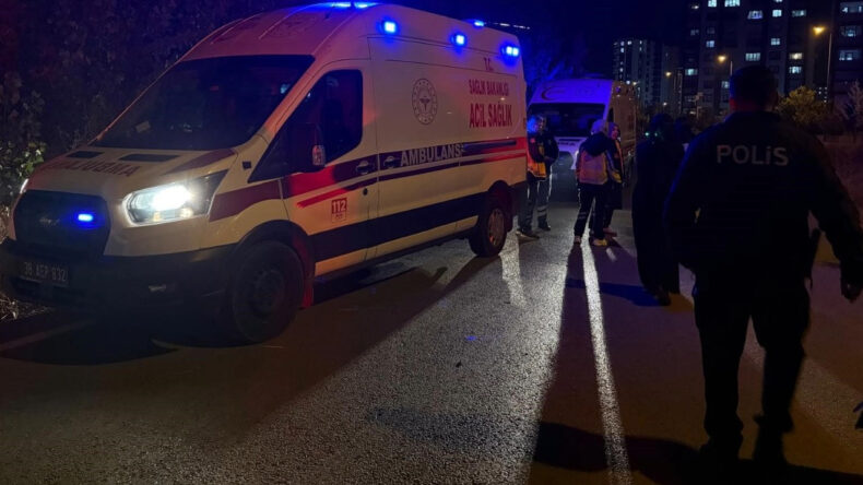 Motosiklet ile Otomobil &Ccedil;arpıştı: 1&rsquo;i Ağır 4 Yaralı