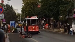 Motosikleti, nostaljik tramvayın altında kalmaktan vatmanın dikkati kurtardı