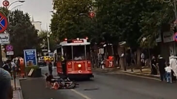 Motosikleti, nostaljik tramvayın altında kalmaktan vatmanın dikkati kurtardı