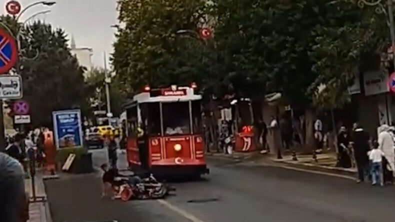 Motosikleti, nostaljik tramvayın altında kalmaktan vatmanın dikkati kurtardı