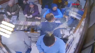 M&uuml;şteri Gibi Geldi, İki Bileziği Alıp Ka&ccedil;tı