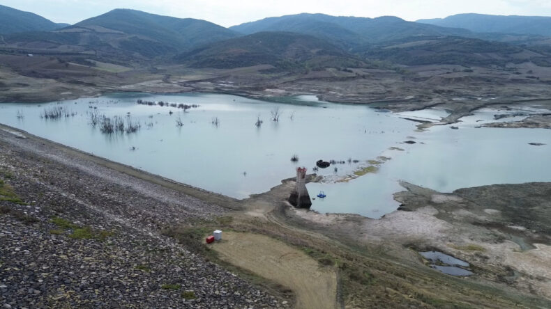 Naip Barajı Ölü Hacme İndi, Sular Çekildi ve Adacıklar Oluştu