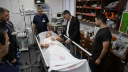 Nöbetteki Polisi Bıçakla Yaraladılar