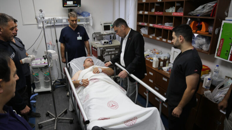 Nöbetteki Polisi Bıçakla Yaraladılar