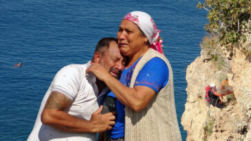O Anları Y&uuml;zerek İzlediler! Antalya Falezlerinde "Abim &Ouml;lm&uuml;ş" Feryadı