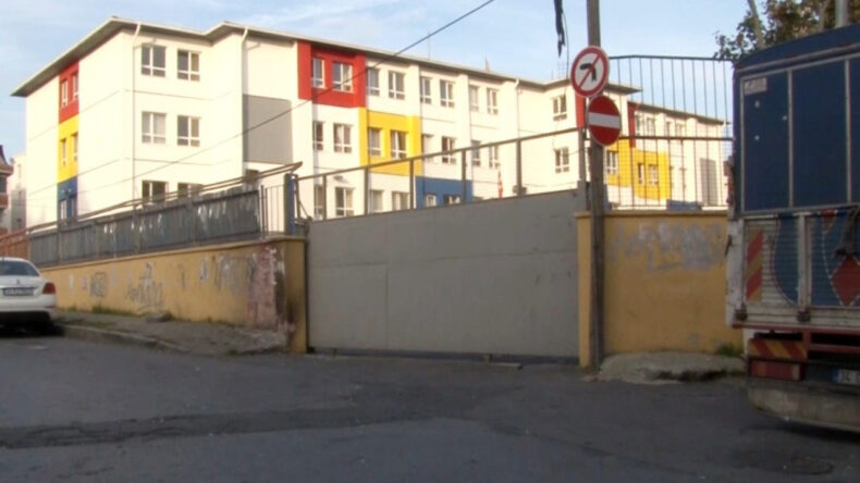 Okul Kapısı &Ccedil;ocukların &Uuml;zerine D&uuml;şt&uuml;: 4 Yaralı