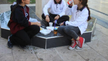 Ortaokulda Skandal Uygulama: &Ouml;ğrenciler Yemeklerini Sokakta Yiyor