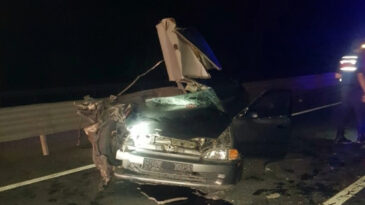 Otob&uuml;s ile otomobil &ccedil;arpıştı: 1 kişi yaşamını yitirdi, 2 kişi yaralandı