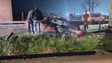 Otomobil Bariyere &Ccedil;arptı: 2 &Ouml;l&uuml;, 1 Yaralı