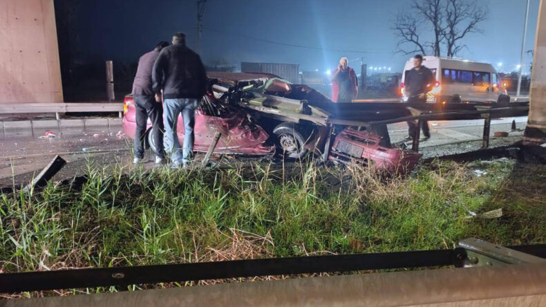 Otomobil Bariyere Çarptı: 2 Ölü, 1 Yaralı