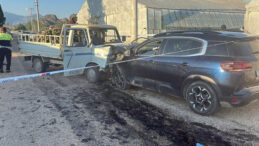 Otomobil ile Kamyonet Çarpıştı: 3 Yaralı