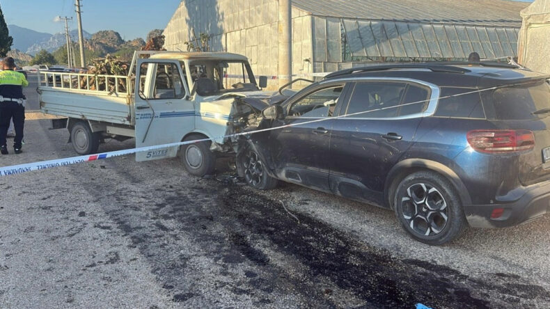 Otomobil ile Kamyonet Çarpıştı: 3 Yaralı