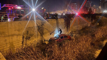 Otomobil Kanala D&uuml;şt&uuml;, S&uuml;r&uuml;c&uuml; Yaralanmadı