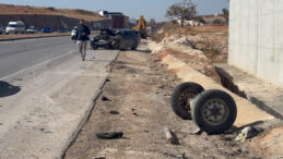 Otomobille Çarpışan Kamyonet Ters Döndü: 1 Ölü, 1 Yaralı