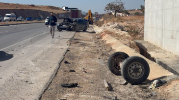 Otomobille &Ccedil;arpışan Kamyonet Ters D&ouml;nd&uuml;: 1 &Ouml;l&uuml;, 1 Yaralı