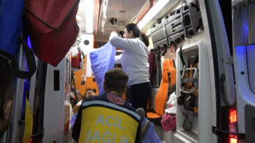 Otostop &Ccedil;eken İki Kişi S&uuml;r&uuml;c&uuml;y&uuml; Bı&ccedil;akladı