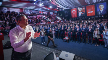&Ouml;zel: Milletvekillerini sahaya yollayamayan parti; Amerika&rsquo;da meşruiyet devşirmeye &ccedil;alışıyor