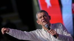 Özel'den Bahçeli'ye Tepki: Hiç Kimseye Analık veya Babalık Taslayacak Halimiz Yok