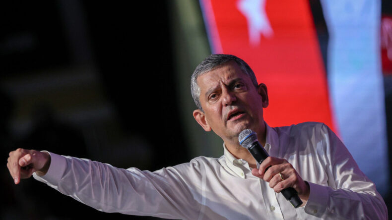 Özel'den Bahçeli'ye Tepki: Hiç Kimseye Analık veya Babalık Taslayacak Halimiz Yok